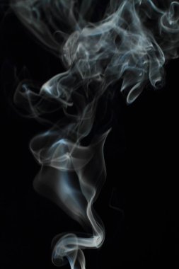 Siyah arkaplanda beyaz duman dokusu