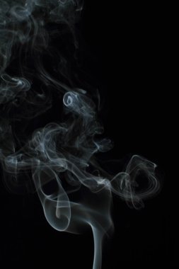 Siyah arkaplanda beyaz duman dokusu