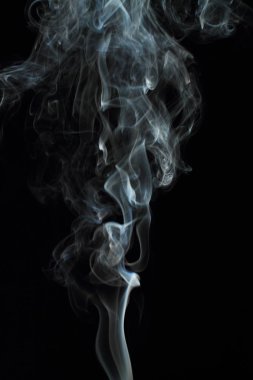 Siyah arkaplanda beyaz duman dokusu