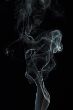 Siyah arkaplanda beyaz duman dokusu