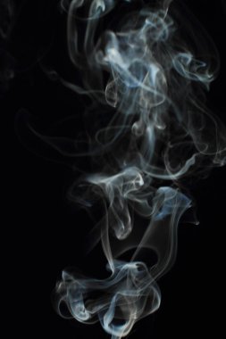 Siyah arkaplanda beyaz duman dokusu