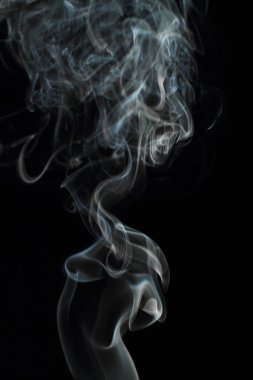 Siyah arkaplanda beyaz duman dokusu