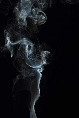 Siyah arkaplanda beyaz duman dokusu