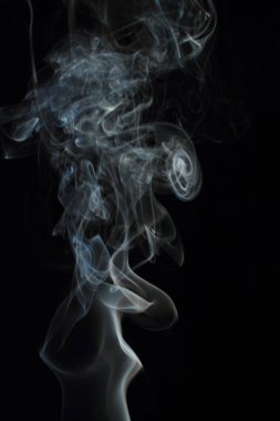 Siyah arkaplanda beyaz duman dokusu