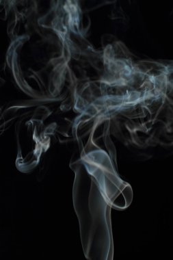 Siyah arkaplanda beyaz duman dokusu