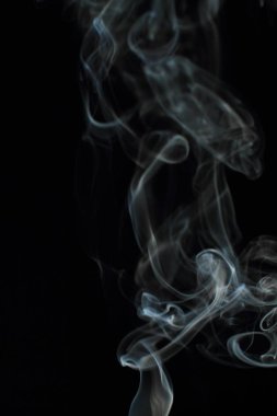 Siyah arkaplanda beyaz duman dokusu