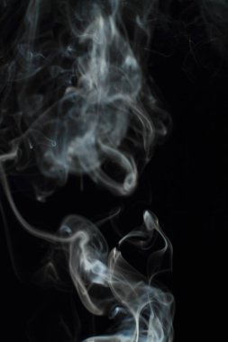 Siyah arkaplanda beyaz duman dokusu