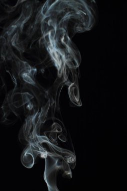 Siyah arkaplanda beyaz duman dokusu