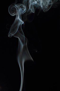 Siyah arkaplanda beyaz duman dokusu