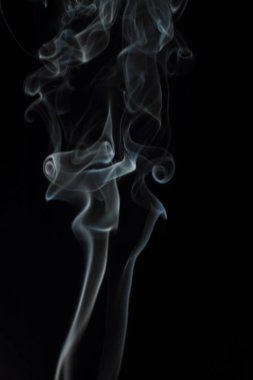 Siyah arkaplanda beyaz duman dokusu