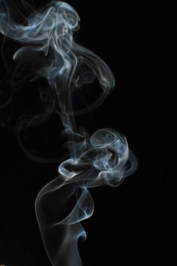 Siyah arkaplanda beyaz duman dokusu