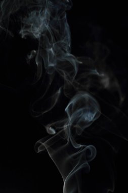 Siyah arkaplanda beyaz duman dokusu