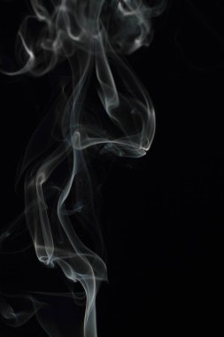Siyah arkaplanda beyaz duman dokusu