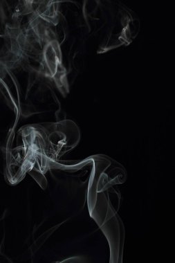 Siyah arkaplanda beyaz duman dokusu