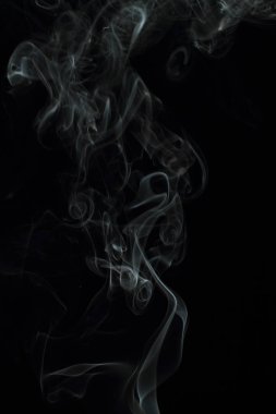 Siyah arkaplanda beyaz duman dokusu