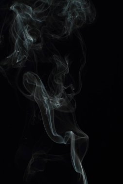 Siyah arkaplanda beyaz duman dokusu