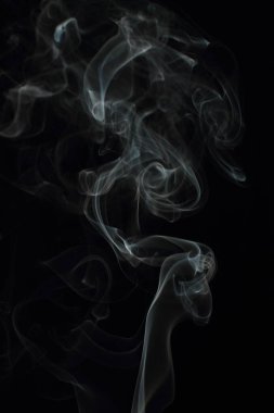 Siyah arkaplanda beyaz duman dokusu