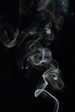 Siyah arkaplanda beyaz duman dokusu