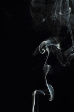 Siyah arkaplanda beyaz duman dokusu