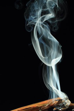 Siyah arkaplanda beyaz duman dokusu