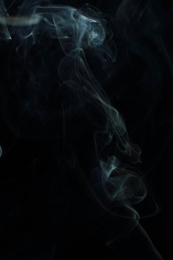 Siyah arkaplanda beyaz duman dokusu