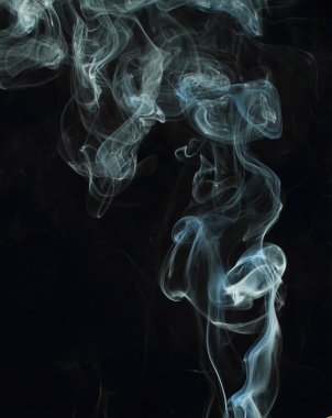 Siyah arkaplanda beyaz duman dokusu