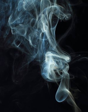 Siyah arkaplanda beyaz duman dokusu