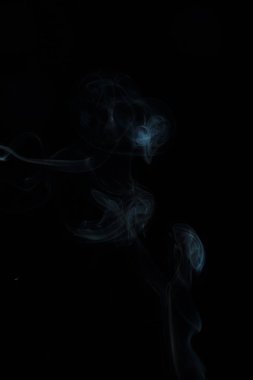 Siyah arkaplanda beyaz duman dokusu