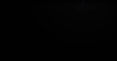 Gerçekçi yansımalar siyah bir zemin üzerine yıldırım