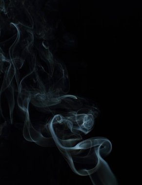 Siyah arkaplanda beyaz duman dokusu