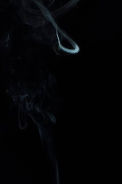 Siyah arkaplanda beyaz duman dokusu