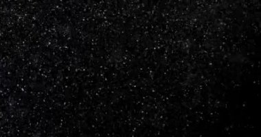 Siyah bir zemin üzerine kar yağışı