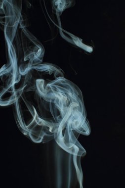 Siyah arka plan üzerine doku soyut beyaz duman