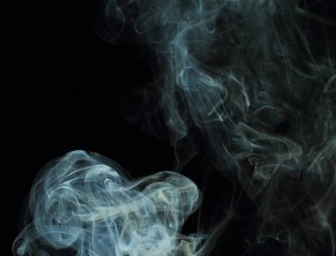 Siyah arka plan üzerine doku soyut beyaz duman