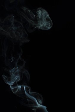 Siyah arka plan üzerine doku soyut beyaz duman