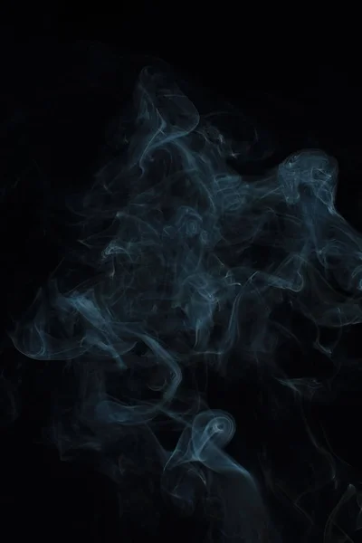 黒い背景に抽象的な白い煙テクスチャ — ストック写真