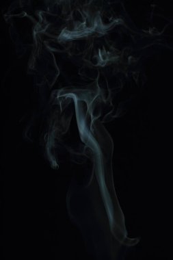 Siyah arka plan üzerine doku soyut beyaz duman