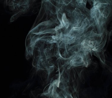 Siyah arka plan üzerine doku soyut beyaz duman