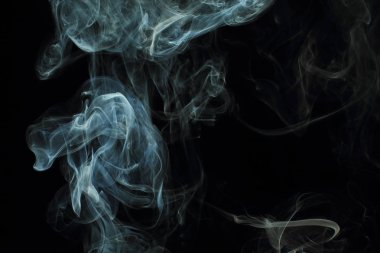 Siyah arka plan üzerine doku soyut beyaz duman