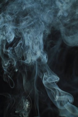 Siyah arka plan üzerine doku soyut beyaz duman