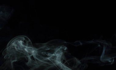 Siyah arka plan üzerine doku soyut beyaz duman