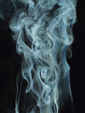 Siyah arka plan üzerine doku soyut beyaz duman