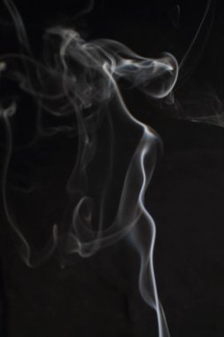 Siyah arka plan üzerine doku soyut beyaz duman