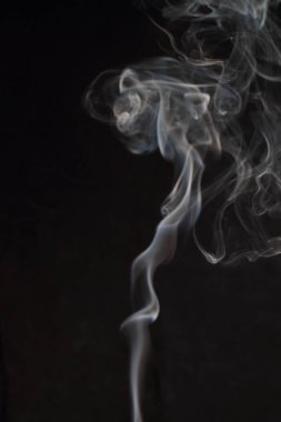 Siyah arka plan üzerine doku soyut beyaz duman