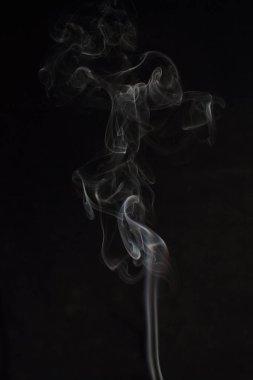 Siyah arka plan üzerine doku soyut beyaz duman