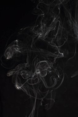 Siyah arka plan üzerine doku soyut beyaz duman