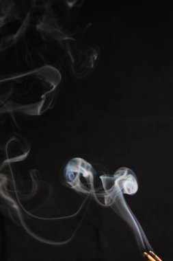 Siyah arka plan üzerine doku soyut beyaz duman