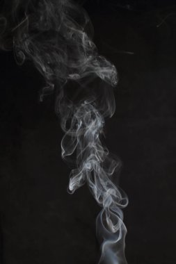 Siyah arka plan üzerine doku soyut beyaz duman