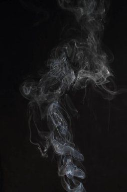 Siyah arka plan üzerine doku soyut beyaz duman
