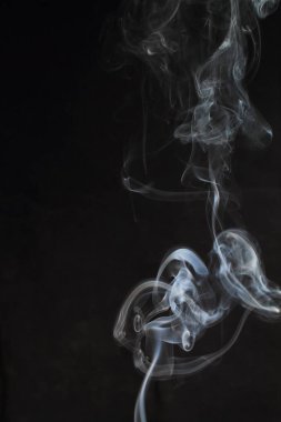 Siyah arka plan üzerine doku soyut beyaz duman